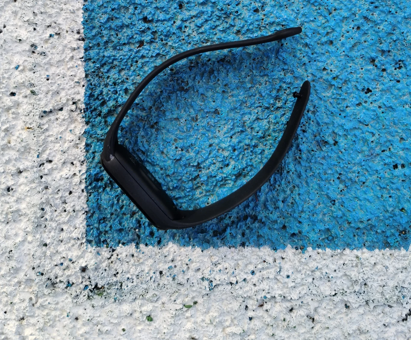 Wymiary urządzenia wynoszą 47,2 mm (wysokość), 18 mm (szerokość) i 12,5 mm (grubość), Waga? 12 g. Opaska leży bardzo dobrze na dłoni i zwyczajnie jej „nie czuć”. Pewne obiekcje można mieć wyłącznie do zapięcia paska – mechanizm smartbanda podczas przenoszenia bagaży potrafił się odpiąć, a opaska może spaść z dłoni lub omal co nie spaść. Wymiary urządzenia wynoszą 47,2 mm (wysokość), 18 mm (szerokość) i 12,5 mm (grubość), Waga? 12 g. Opaska leży bardzo dobrze na dłoni i zwyczajnie jej „nie czuć”. Pewne obiekcje można mieć wyłącznie do zapięcia paska – mechanizm smartbanda podczas przenoszenia bagaży potrafił się odpiąć, a opaska może spaść z dłoni lub omal co nie spaść.