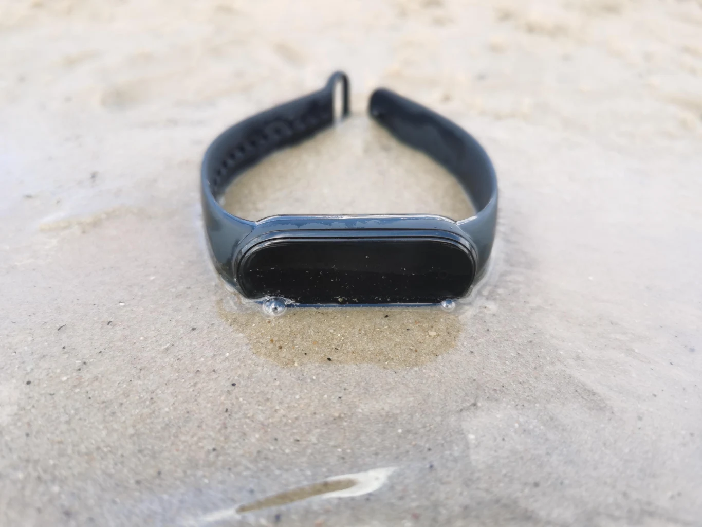 Stopień ochrony IP wynosi IP68 – opaskę braliśmy ze sobą m.in. na plażę, na basen, nad jezioro i korzystaliśmy z niej w trakcie deszczu. Nie mieliśmy jakichkolwiek problemów z Bandem 5 pod tym względem. Stopień ochrony IP wynosi IP68 – opaskę braliśmy ze sobą m.in. na plażę, na basen, nad jezioro i korzystaliśmy z niej w trakcie deszczu. Nie mieliśmy jakichkolwiek problemów z Bandem 5 pod tym względem.