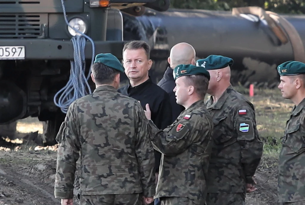"Niewątpliwie mamy do czynienia z katastrofą ekologiczną, bo zrzut nieczystości do Wisły to jest realne zagrożenie jeżeli chodzi o względy ekologiczne" - mówił minister obrony narodowej Mariusz Błaszczak (na zdjęciu w środku) podczas briefingu z dowódcami odpowiedzialnymi za budowę mostu pontonowego na Wiśle. "Ale też nie wątpliwie mamy do czynienia z zaniechaniem ze strony władz samorządu warszawskiego" - dodał. "Do tej awarii po raz kolejny nie powinno dojść" - podkreślił Błaszczak. "Niewątpliwie mamy do czynienia z katastrofą ekologiczną, bo zrzut nieczystości do Wisły to jest realne zagrożenie jeżeli chodzi o względy ekologiczne" - mówił minister obrony narodowej Mariusz Błaszczak (na zdjęciu w środku) podczas briefingu z dowódcami odpowiedzialnymi za budowę mostu pontonowego na Wiśle. "Ale też nie wątpliwie mamy do czynienia z zaniechaniem ze strony władz samorządu warszawskiego" - dodał. "Do tej awarii po raz kolejny nie powinno dojść" - podkreślił Błaszczak.