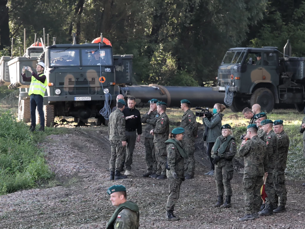 Budowa mostu pontonowego na Wiśle, który będzie podtrzymywać alternatywny rurociąg odprowadzający ścieki do warszawskiej oczyszczalni "Czajka" Budowa mostu pontonowego na Wiśle, który będzie podtrzymywać alternatywny rurociąg odprowadzający ścieki do warszawskiej oczyszczalni "Czajka"