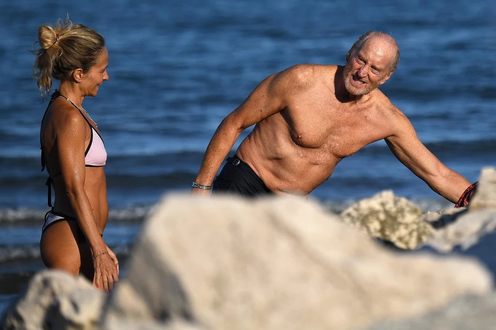 Charles Dance z ukochaną na plaży w Wenecji