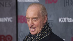 Charles Dance na plaży z nową dziewczyną