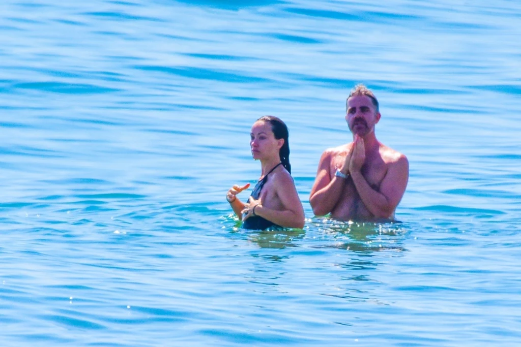Niedawno atrakcyjna gwiazda została przyłapana na plaży w Malibu, gdzie spędzała czas w towarzystwie przyjaciół. Olivia Wilde świetnie się tam bawiła. Niedawno atrakcyjna gwiazda została przyłapana na plaży w Malibu, gdzie spędzała czas w towarzystwie przyjaciół. Olivia Wilde świetnie się tam bawiła.