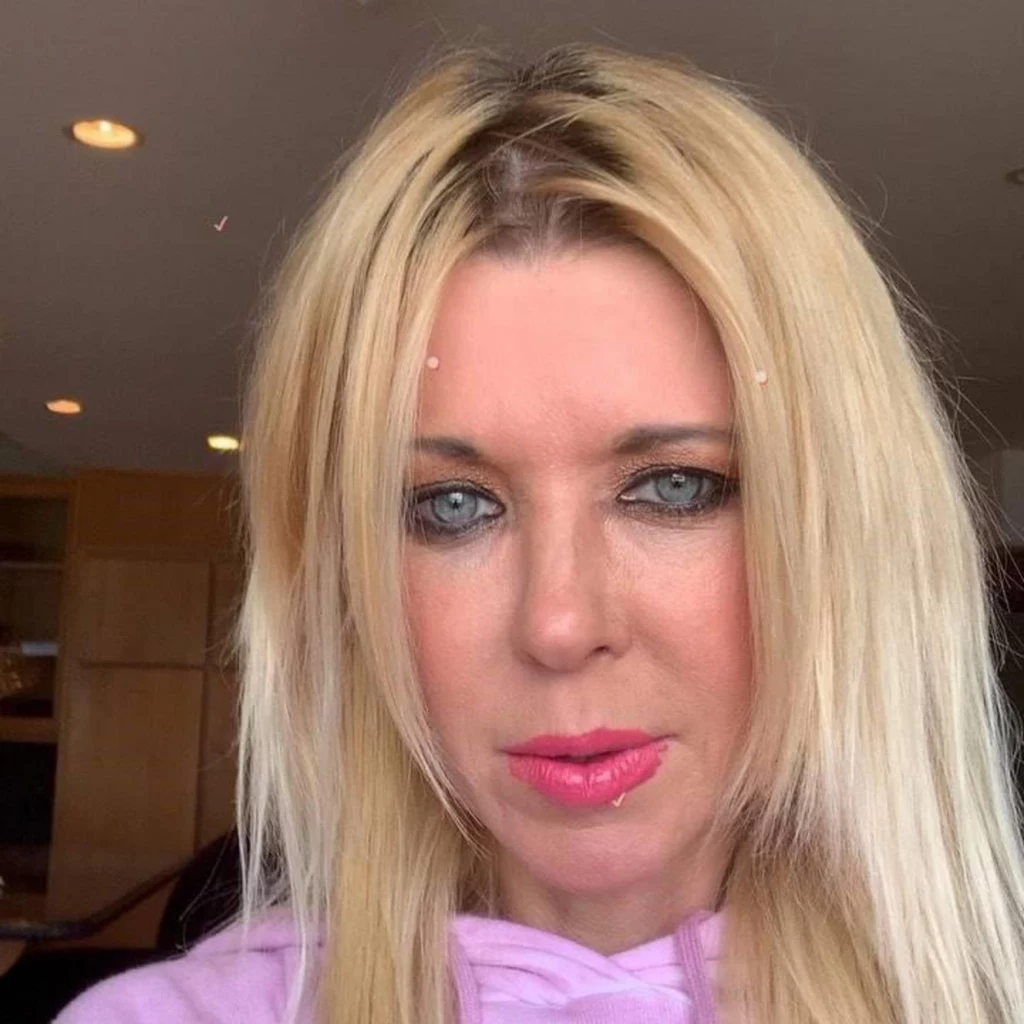Tara Reid w przeszłości nie stroniła też od używek. Dziś jednak przekonuje, że czasy jej nocnych szaleństw to już przeszłość. Ma też na swoim koncie kilka publicznych wpadek i sesję dla "Playboya", chociaż wcześniej zaprzeczała, że ma zamiar pozować dla takich magazynów. Nie chciała eksponować swoich blizn na brzuchu. Były one pozostałością po zabiegu odsysania tłuszczu. Najwyraźniej jednak zmieniła zdanie. Tara Reid w przeszłości nie stroniła też od używek. Dziś jednak przekonuje, że czasy jej nocnych szaleństw to już przeszłość. Ma też na swoim koncie kilka publicznych wpadek i sesję dla "Playboya", chociaż wcześniej zaprzeczała, że ma zamiar pozować dla takich magazynów. Nie chciała eksponować swoich blizn na brzuchu. Były one pozostałością po zabiegu odsysania tłuszczu. Najwyraźniej jednak zmieniła zdanie.