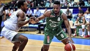 Gracz Stelmetu Cecil Williams (z prawej) w pojedynku z Garrettem Nevelsem