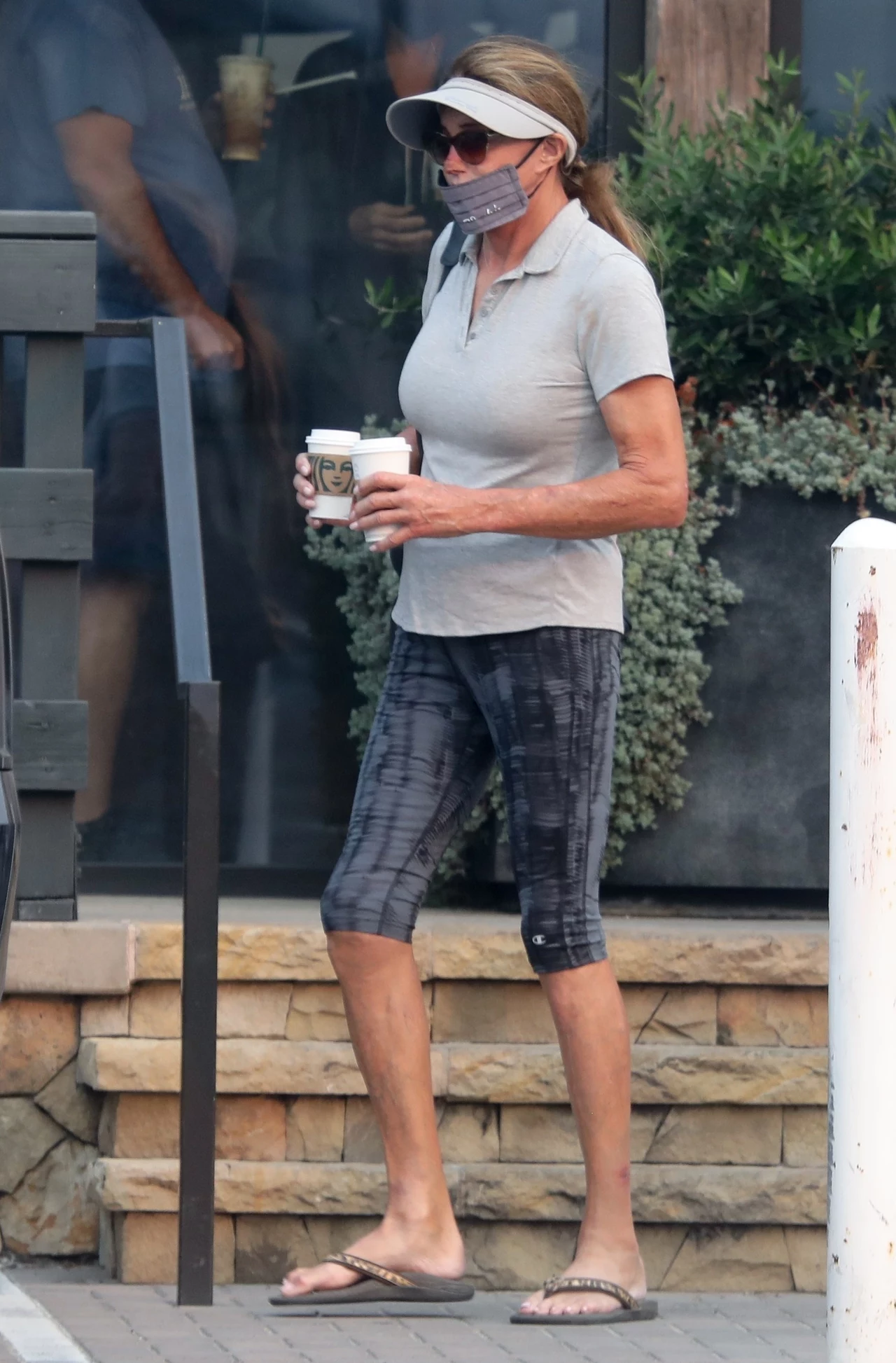 Ostatnio fotoreporterzy przyłapali Caitlyn podczas spaceru po Malibu. Celebrytka była ubrana w rybaczki i koszulkę polo, a na twarzy miała maseczkę.
