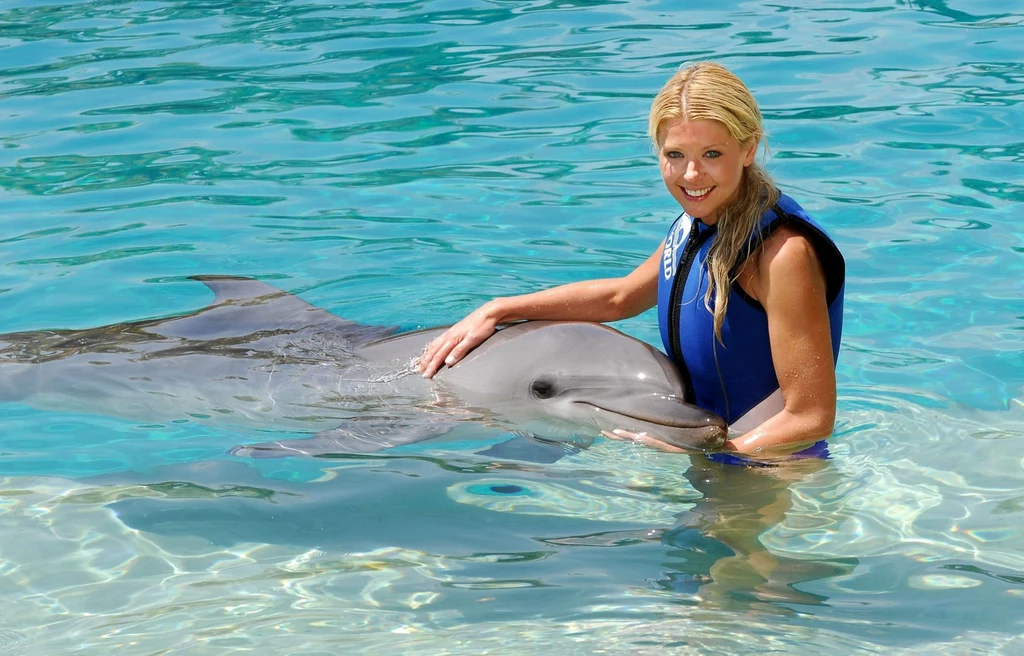 Tara Reid na szklanym ekranie zadebiutowała, kiedy była jeszcze dzieckiem. Jako sześciolatka pojawiła się w programie "Child's Play", a później zaczęła się kształcić w "New York's Professional Children's School. Na wielką karierę filmową musiała jednak poczekać. Początkowo pojawiała się przede wszystkim w reklamach, ale później zaczęła dostawać coraz ciekawsze propozycje ról w serialach telewizyjnych i filmach. W 1987 roku można ją było zobaczyć w "Powrocie do miasteczka Salem", gdzie zagrała Amandę. Tara Reid na szklanym ekranie zadebiutowała, kiedy była jeszcze dzieckiem. Jako sześciolatka pojawiła się w programie "Child's Play", a później zaczęła się kształcić w "New York's Professional Children's School. Na wielką karierę filmową musiała jednak poczekać. Początkowo pojawiała się przede wszystkim w reklamach, ale później zaczęła dostawać coraz ciekawsze propozycje ról w serialach telewizyjnych i filmach. W 1987 roku można ją było zobaczyć w "Powrocie do miasteczka Salem", gdzie zagrała Amandę.