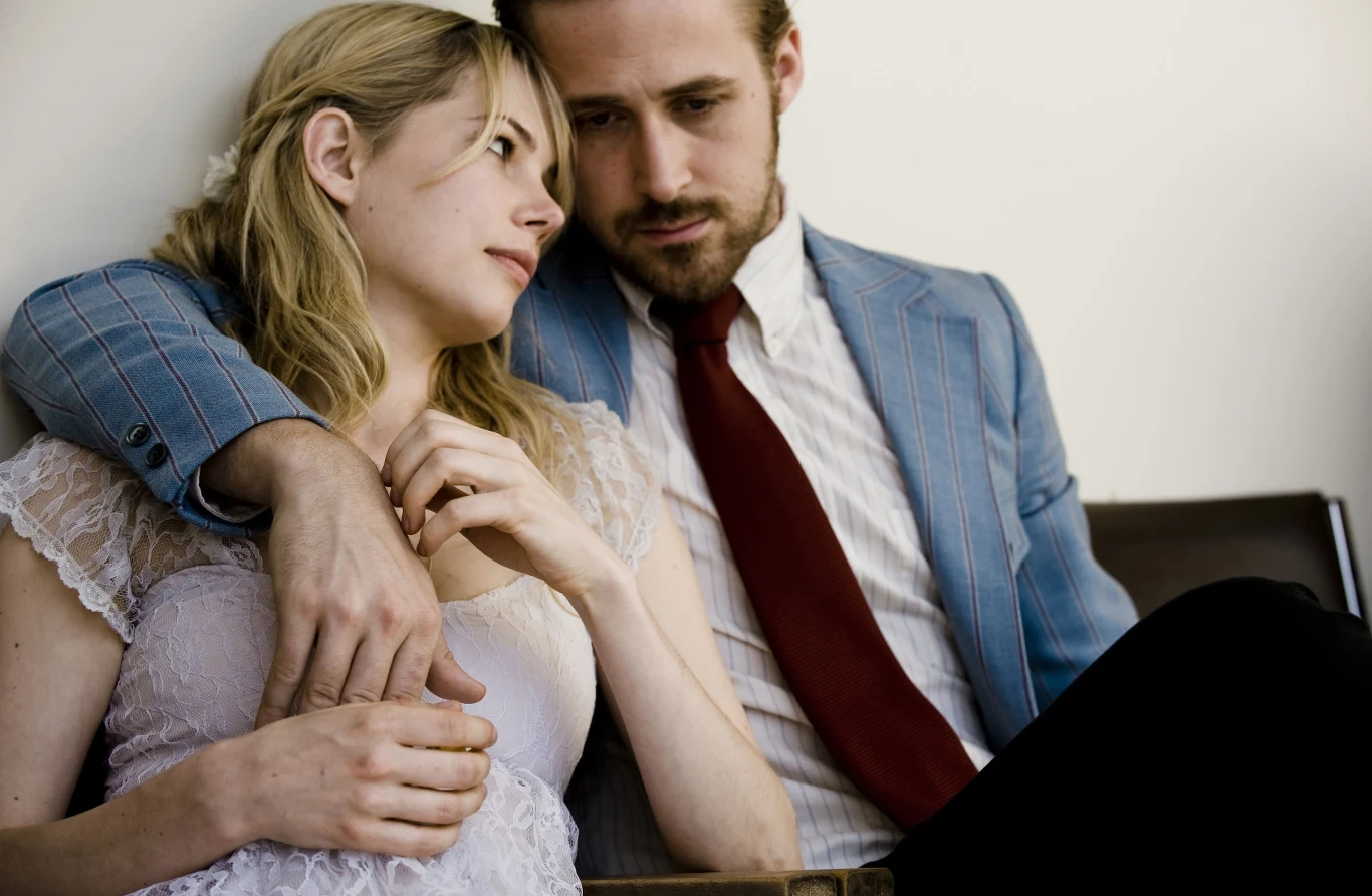 W 2003 roku aktorka wystąpiła z Ryanem Goslingiem w "Odmiennych stanach moralności". Siedem lat później para spotkała się ponownie na planie dramatu "Blue Valentine". Obraz Dereka Cianfrance był bardzo intymnym portretem rozpadającego się związku Deana i Cindy, którzy próbują uratować swoje małżeństwo, usiłując wskrzesić lata młodości. Za rolę Cindy artystka otrzymała drugie w swojej karierze nominacje do Oscara i Złotego Globu.