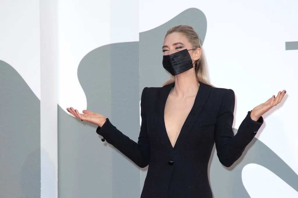 Vanessa Kirby również postawiła na klasyczną czerń, która kontrastowała z jej jasną cerą. Vanessa Kirby również postawiła na klasyczną czerń, która kontrastowała z jej jasną cerą.