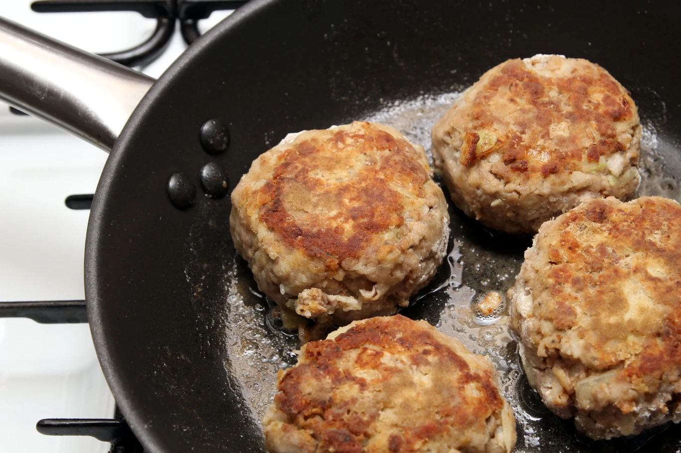 Jak zrobić pyszne, soczyste kotlety mielone? Genialny patent Magdy Gessler Jak zrobić pyszne, soczyste kotlety mielone? Genialny patent Magdy Gessler