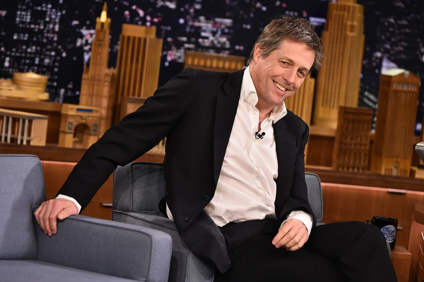 Hugh Grant urodził się 9 września 1960 roku w Londynie. Studiował literaturę na Oxfordzie oraz historię sztuki w londyńskim Courtauld Institute. Jego matka była nauczycielką, a ojciec - artystą i sprzedawcą dywanów. Zanim Grant zaczął grać w filmach, pisał teksty do reklamówek telewizyjnych. 
 
Na zdjęciu: Hugh Grant w programie "The Tonight Show Starring Jimmy Fallon" (2015)