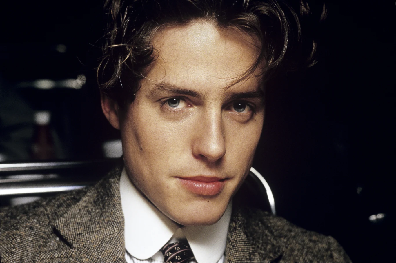 Zadebiutował jeszcze podczas studiów w Oxfordzie, w filmie "Uprzywilejowany" (1982). Pięć lat później, dzięki roli młodego człowieka z przełomu wieków, zmierzającego się z własnym homoseksualizmem, jaką stworzył w filmie "Maurycy" Jamesa Ivory'ego (1987), Grant zdobył międzynarodowe uznanie i nagrodę dla najlepszego aktora na MFF w Wenecji.

Na zdjęciu: Hugh Grant w filmie "Maurycy" (1986), fot. Mikki Ansin 