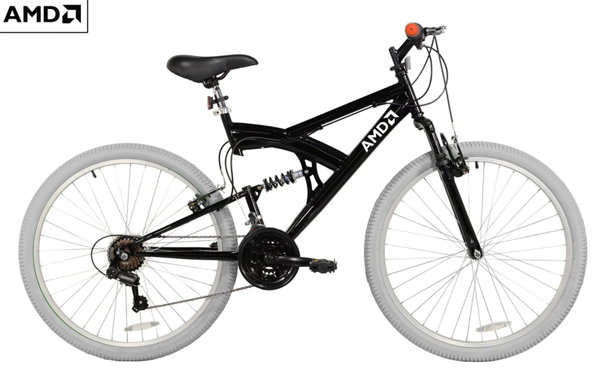 W przypadku modelu górskiego możemy także skusić się na biały kolor ramy z pomarańczowymi oponami, co prezentuje się całkiem interesująco. W przypadku Cruisera takiej ekstrawagancji nie ma - pomarańczowe są jedynie uchwyty na kierownicy. Do tego koszulka, czapeczka i reklamujemy AMD.