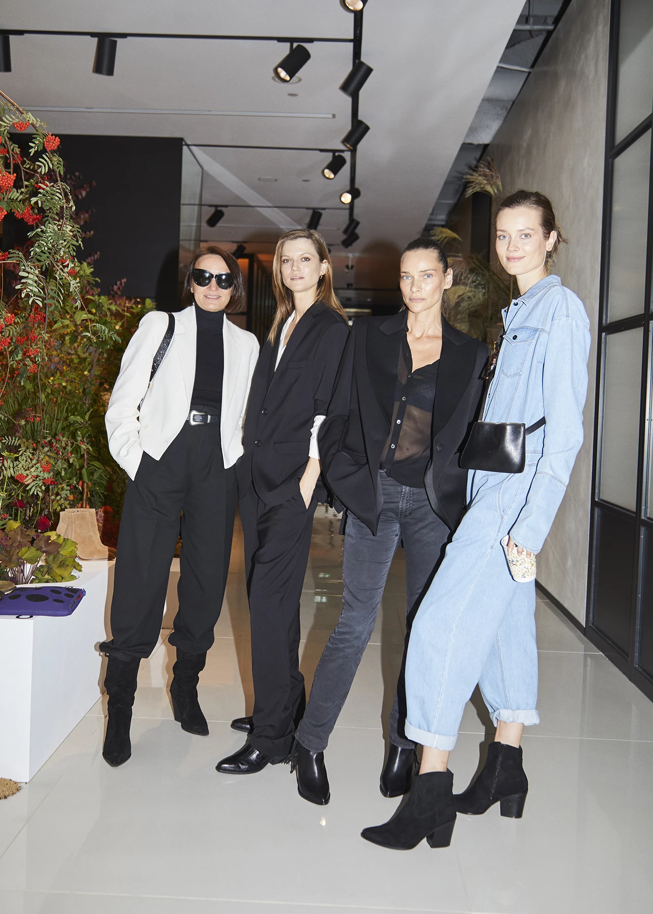 Cięższe buty z rockowym pazurem uwielbiają też inne polskie topmodelki, Kasia Struss i Julia Banaś, która preferuje je w wersji z grubą, białą nitką. 