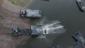 Budowa mostu pontonowego na Wiśle