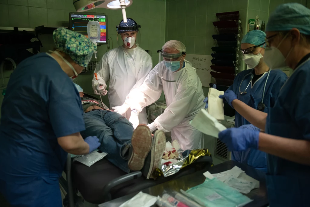Praca medyków w czasie pandemii koronaworusa, na zdjęciu Szpital Bródnowski w Warszawie Praca medyków w czasie pandemii koronaworusa, na zdjęciu Szpital Bródnowski w Warszawie