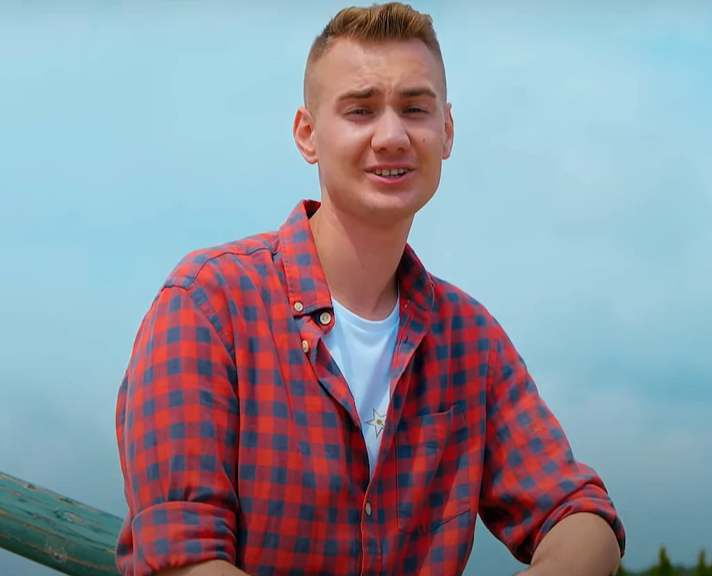 Kadr z teledysku "Coś w sobie masz" Mikeboy Kadr z teledysku "Coś w sobie masz" Mikeboy