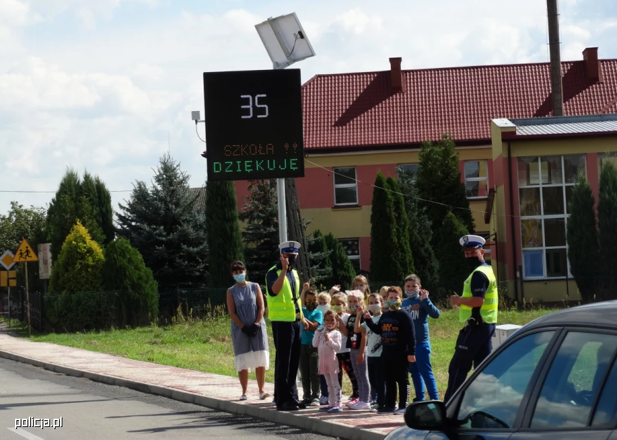 Gdy kierowca jedzie zgodnie z przepisami, wyświetlacz podaje słowo "Dziękuję"