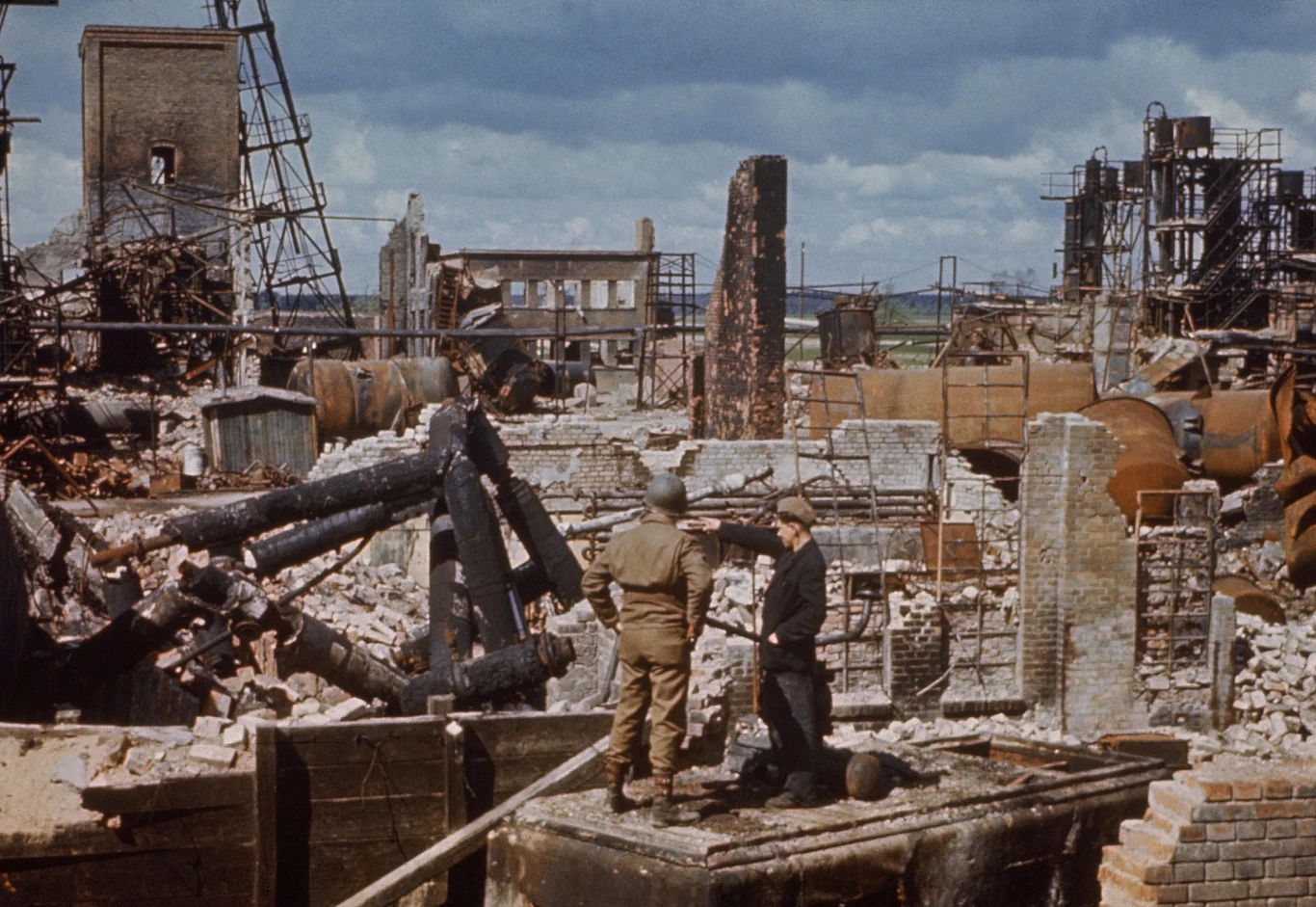 Ruiny niemieckiej fabryki w Misburgu po bombardowaniu Aliantów. Rok 1945 Ruiny niemieckiej fabryki w Misburgu po bombardowaniu Aliantów. Rok 1945