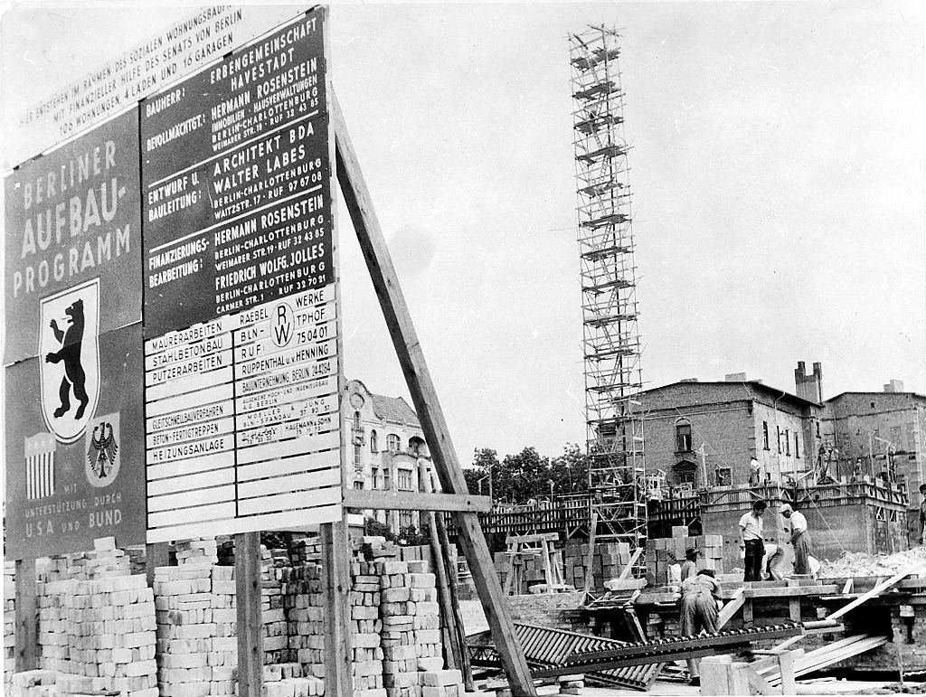 Odbudowa Berlina, rok 1950. Na każdym kroku podkreślano pomocną dłoń USA, jednak Amerykanie odzyskali pożyczkę z nawiązką