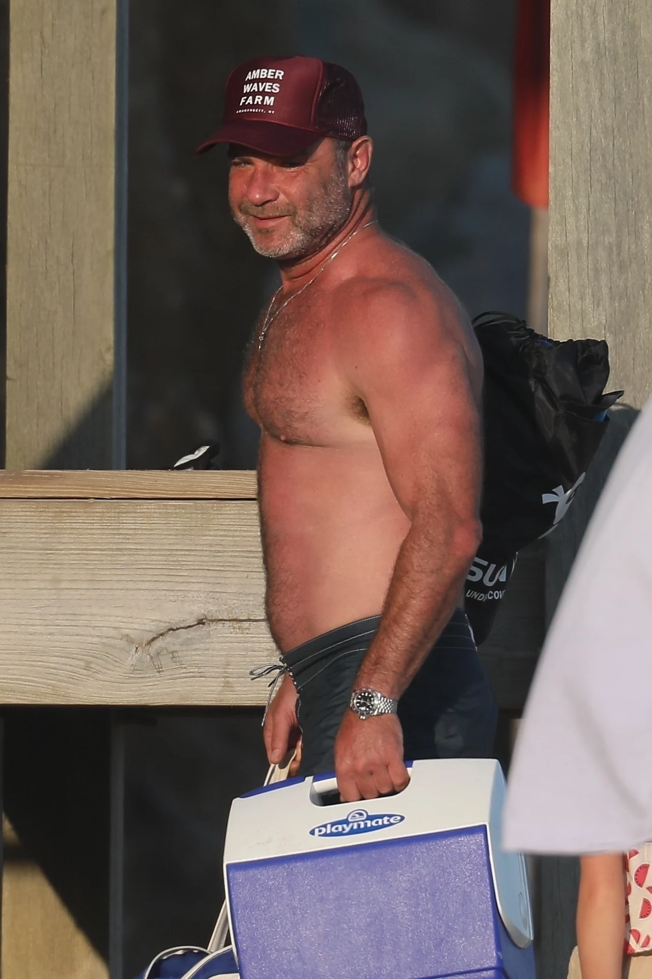 W trakcie wypoczynku na plaży para była w znakomitych humorach. Liev klękał przed swoją wybranką i obejmował ją w dość specyficzny sposób. W trakcie wypoczynku na plaży para była w znakomitych humorach. Liev klękał przed swoją wybranką i obejmował ją w dość specyficzny sposób.