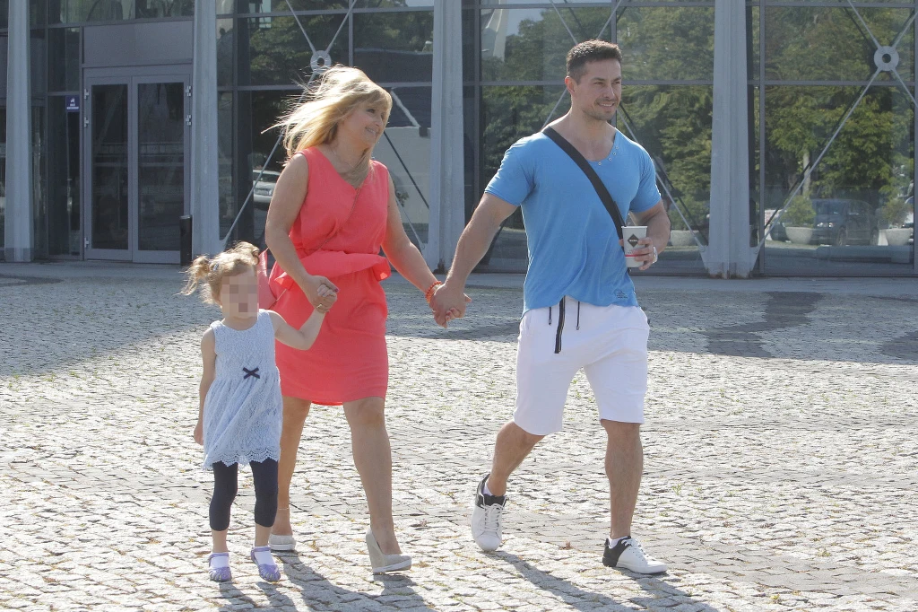 Kasia Skrzynecka z mężem i córką Alikią Ilią, 2016 rok