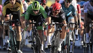 Kolarze finiszowali na granicy przepisów