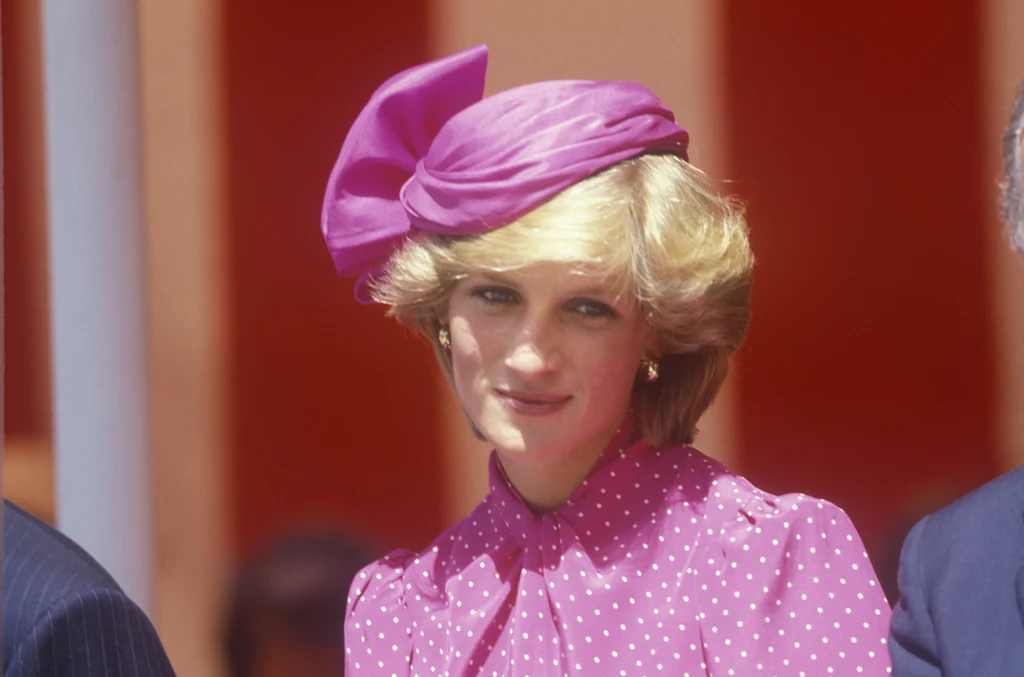 Jedną z najsłynniejszych popularyzatorek dyskretnego looku emanującego młodzieńczym blaskiem i wdziękiem pozostaje księżna Diana
