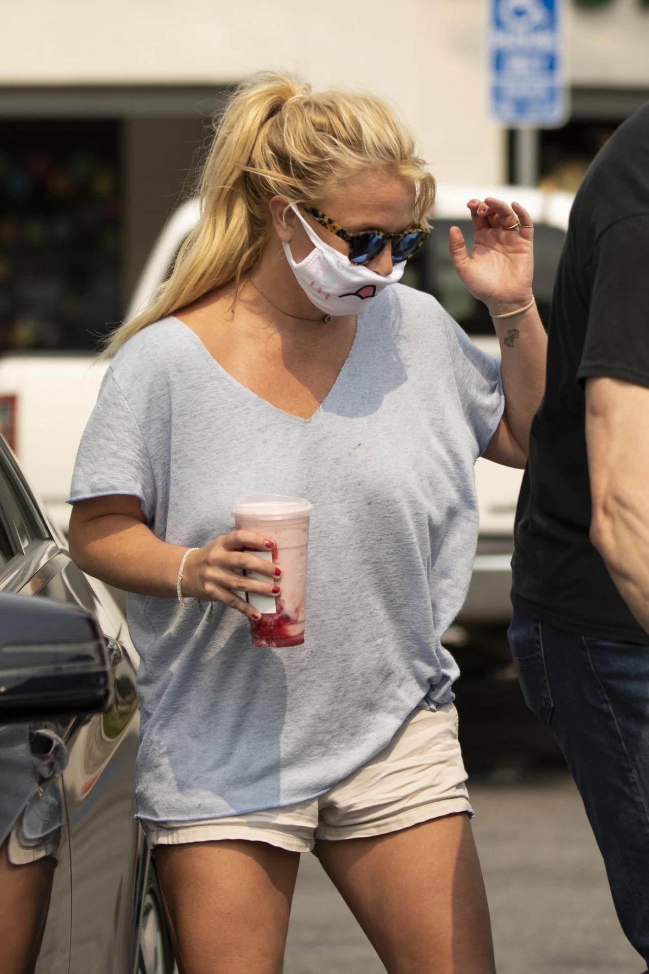 Od pewnego czasu fani zaczęli sugerować, że z Britney Spears dzieje się coś dziwnego. Na instagramowym profilu gwiazdy od kilku miesięcy pojawiają się niepokojące zdjęcia, na podstawie których jej followersi zaczęli snuć różne teorie. Niektórzy uważają, że jest źle traktowana, a inni piszą, że gwiazda należy do Illuminati i stąd wynika jej nietypowe zachowanie. Od pewnego czasu fani zaczęli sugerować, że z Britney Spears dzieje się coś dziwnego. Na instagramowym profilu gwiazdy od kilku miesięcy pojawiają się niepokojące zdjęcia, na podstawie których jej followersi zaczęli snuć różne teorie. Niektórzy uważają, że jest źle traktowana, a inni piszą, że gwiazda należy do Illuminati i stąd wynika jej nietypowe zachowanie.