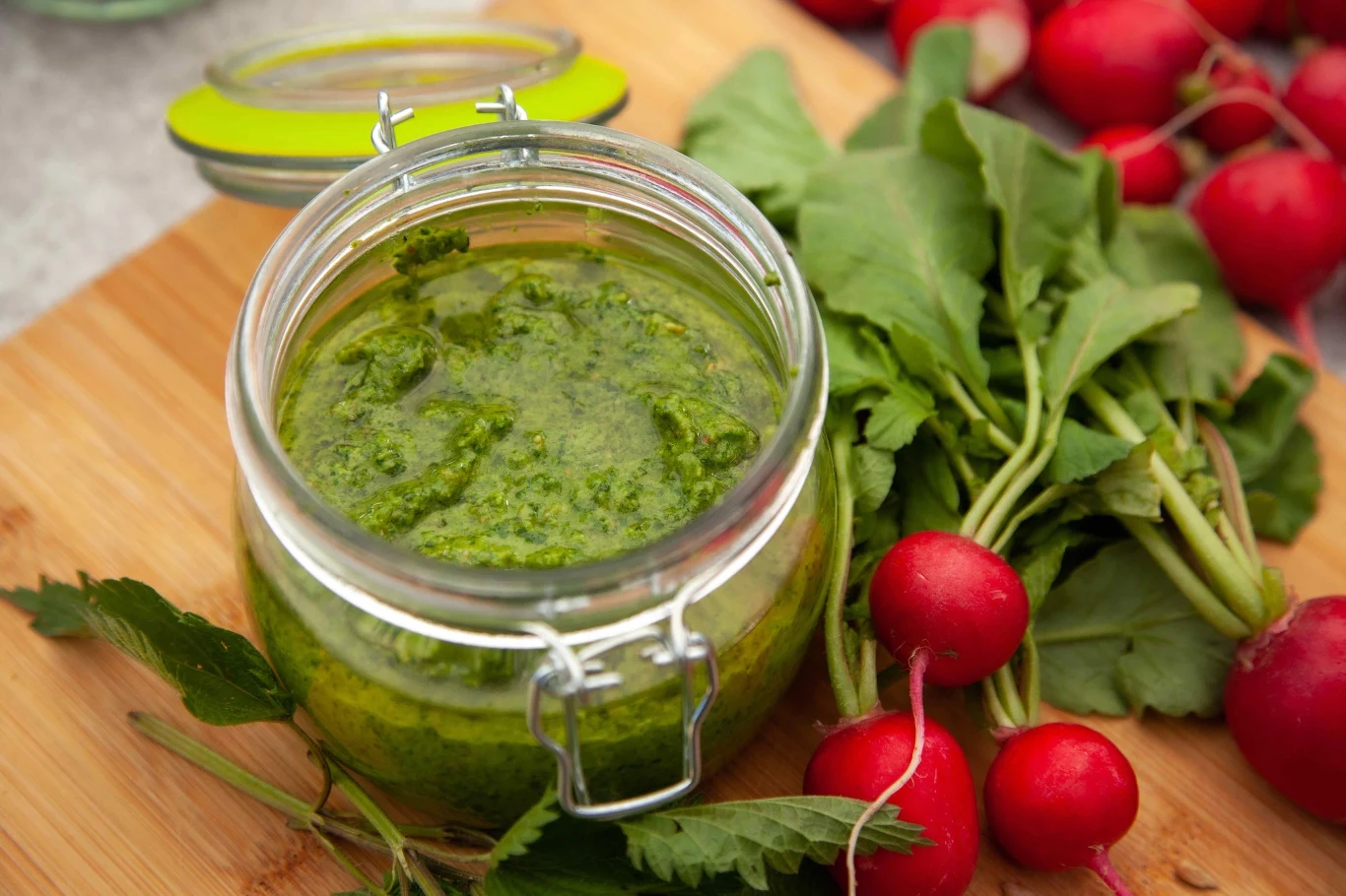 Liście rzodkiewki wykorzystamy w kuchni na wiele różnych sposobów