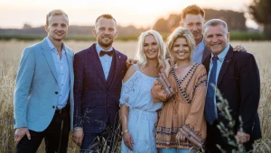 Marta Manowska z uczestnikami 7. edycji programu "Rolnik szuka żony"