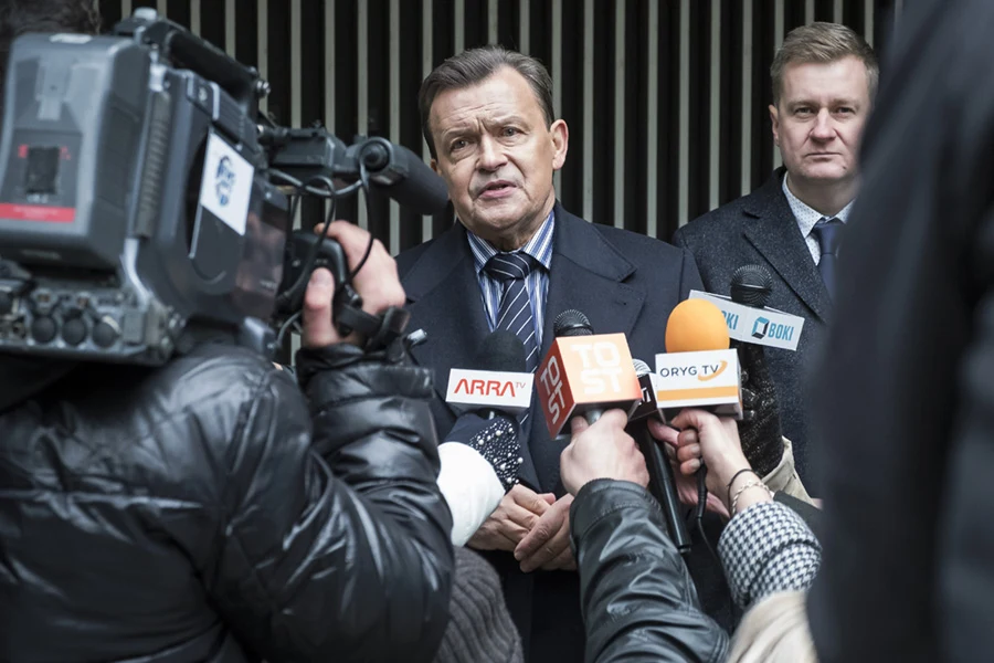 "Banksterzy" to opowieść o systemie bankowym, o mechanizmach jego funkcjonowania, które nigdy nie ujrzały światła dziennego, generujących zdarzenia mające wpływ bezpośrednio lub pośrednio na życie codzienne milionów ludzi. To także rzecz o instytucji zaufania publicznego, która perfidnie, świadomie i konsekwentnie nadużywała tego zaufania  w stosunku do swoich klientów, o totalnej bezsilności i inercji systemu nadzoru bankowego i struktur państwa, które winny dawać gwarancję stabilności i bezpieczeństwa także finansowego obywatelom, o bezwzględnych działaniach w imię partykularnych interesów zwalczających się ugrupowań politycznych - zapewniają twórcy filmu. 
