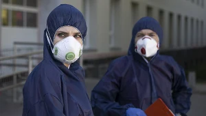 Medycy w strojach ochronnych, zdjęcie ilustracyjne