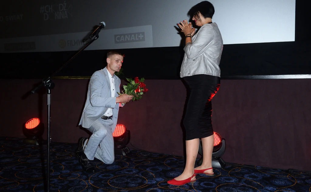 Mężczyzna został w 2004 roku niesłusznie skazany prawomocnym wyrokiem Sądu Apelacyjnego we Wrocławiu na karę 25 lat pozbawienia wolności za zgwałcenie i zabójstwo 15-letniej dziewczyny. W marcu 2018 roku wyszedł na wolność po 18 latach. 16 maja 2018 roku Sąd Najwyższy uniewinnił Tomasza Komendę.  Mężczyzna został w 2004 roku niesłusznie skazany prawomocnym wyrokiem Sądu Apelacyjnego we Wrocławiu na karę 25 lat pozbawienia wolności za zgwałcenie i zabójstwo 15-letniej dziewczyny. W marcu 2018 roku wyszedł na wolność po 18 latach. 16 maja 2018 roku Sąd Najwyższy uniewinnił Tomasza Komendę.