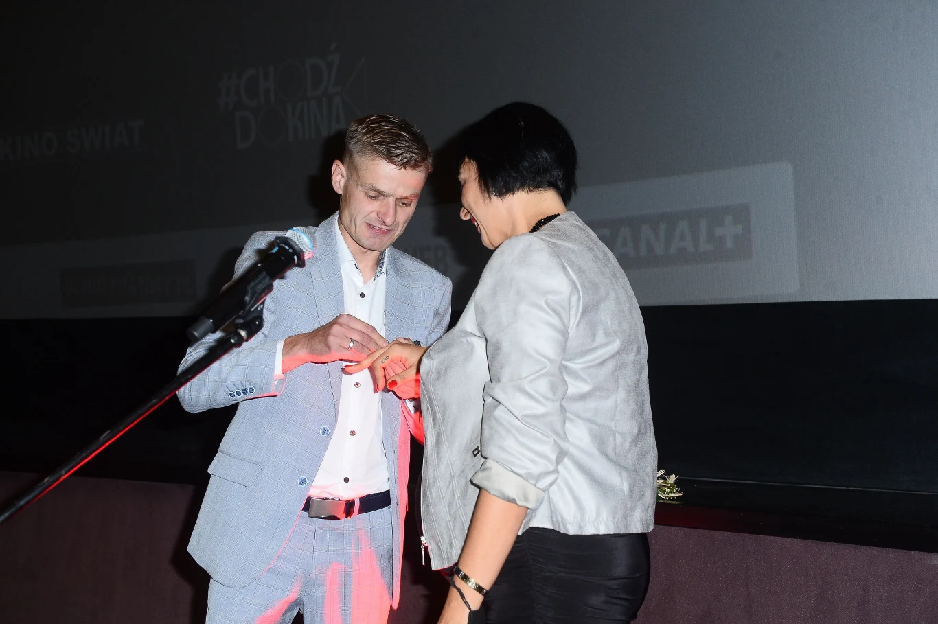 Na swojej drodze spotkał Annę, z którą ułożył sobie życie. Para poznała się na portalu randkowym. Kobieta ma za sobą trudny przemocowy związek. Jest matką dwóch synów. Z Tomaszem spodziewa się trzeciego dziecka. Na swojej drodze spotkał Annę, z którą ułożył sobie życie. Para poznała się na portalu randkowym. Kobieta ma za sobą trudny przemocowy związek. Jest matką dwóch synów. Z Tomaszem spodziewa się trzeciego dziecka.