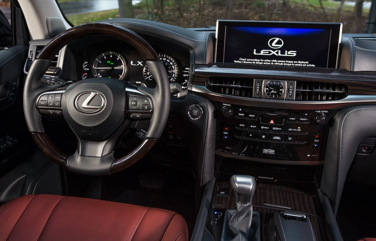 Lexus LX – jak na flagowego SUV-a producenta luksusowych aut przystało – dysponuje bardzo bogatym wyposażeniem. Na liście znajdziemy 4-strefową klimatyzację, chłodzony schowek, podgrzewane i wentylowane fotele pierwszego i drugiego rzędu, 19-głośnikowe audio klasy premium czy system rozrywki z dwoma wyświetlaczami zamontowanymi na oparciach przednich foteli. Lexus wyposaża też ten model w szeroki pakiet systemów bezpieczeństwa czynnego. Warto też dodać, że samochód dysponuje działającym stale napędem 4x4 oraz dodatkowymi systemami ułatwiającymi jazdę w terenie. Amerykański oddział Lexusa wycenia model LX na minimum 86 580 dol., czyli w bezpośrednim przeliczeniu około 326 tys. zł. LX jest SUV-em dziś praktycznie nieznanym w Europie, choć auto jest dostępne na rynkach wschodnich – w Rosji i na Ukrainie. Warto dodać, że w limitowanej serii 50 egzemplarzy było do niedawna dostępne również w Polsce. Lexus LX – jak na flagowego SUV-a producenta luksusowych aut przystało – dysponuje bardzo bogatym wyposażeniem. Na liście znajdziemy 4-strefową klimatyzację, chłodzony schowek, podgrzewane i wentylowane fotele pierwszego i drugiego rzędu, 19-głośnikowe audio klasy premium czy system rozrywki z dwoma wyświetlaczami zamontowanymi na oparciach przednich foteli. Lexus wyposaża też ten model w szeroki pakiet systemów bezpieczeństwa czynnego. Warto też dodać, że samochód dysponuje działającym stale napędem 4x4 oraz dodatkowymi systemami ułatwiającymi jazdę w terenie. Amerykański oddział Lexusa wycenia model LX na minimum 86 580 dol., czyli w bezpośrednim przeliczeniu około 326 tys. zł. LX jest SUV-em dziś praktycznie nieznanym w Europie, choć auto jest dostępne na rynkach wschodnich – w Rosji i na Ukrainie. Warto dodać, że w limitowanej serii 50 egzemplarzy było do niedawna dostępne również w Polsce.