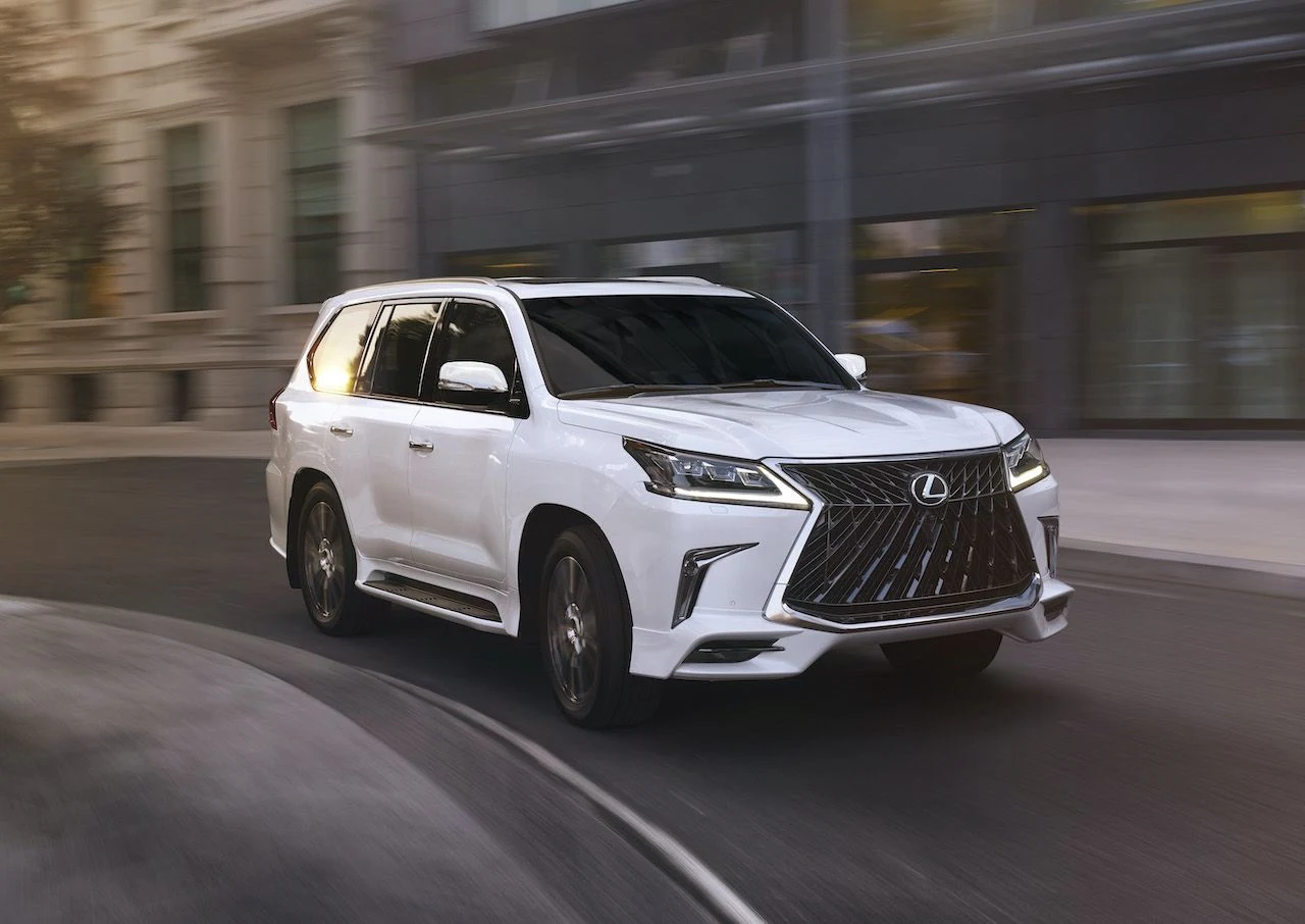LX jest największym i najdroższym SUV-em w ofercie japońskiego producenta. To solidna terenówka oparta na tradycyjnej ramie. Auto mierzy 5 m długości i na amerykańskim rynku występuje w dwóch odmianach – z 2 i 3 rzędami siedzeń. Lexus LX może dzięki temu przewieźć w swoim wnętrzu nawet 8 pasażerów. Niezależnie od wersji pod maską terenowego Lexusa pracuje wolnossący silnik V8 o pokaźniej pojemności 5,7 l i mocy ponad 380 KM, który połączono z automatem. LX jest największym i najdroższym SUV-em w ofercie japońskiego producenta. To solidna terenówka oparta na tradycyjnej ramie. Auto mierzy 5 m długości i na amerykańskim rynku występuje w dwóch odmianach – z 2 i 3 rzędami siedzeń. Lexus LX może dzięki temu przewieźć w swoim wnętrzu nawet 8 pasażerów. Niezależnie od wersji pod maską terenowego Lexusa pracuje wolnossący silnik V8 o pokaźniej pojemności 5,7 l i mocy ponad 380 KM, który połączono z automatem.