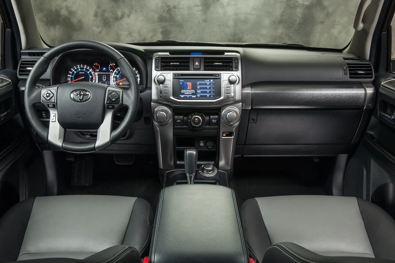 Lista wyposażenia Toyoty 4Runner składa się z takich elementów jak 15-głośnikowym system audio JBL, multimedia z Apple CarPlay i Android Auto, gniazdo 120V 100W/400W, 2-strefowa klimatyzacja automatyczna czy kosz dachowy. Auto otrzymuje również systemy ułatwiające jazdę w terenie, takie jak Multi-Terrain Select czy Crawl Control, a pakiet systemów bezpieczeństwa czynnego Toyota Safety Sense jest standardem. 4Runner w amerykańskich salonach Toyoty kosztuje od 36 340 dol., a więc w bezpośrednim przeliczeniu około 137 tys. zł. Lista wyposażenia Toyoty 4Runner składa się z takich elementów jak 15-głośnikowym system audio JBL, multimedia z Apple CarPlay i Android Auto, gniazdo 120V 100W/400W, 2-strefowa klimatyzacja automatyczna czy kosz dachowy. Auto otrzymuje również systemy ułatwiające jazdę w terenie, takie jak Multi-Terrain Select czy Crawl Control, a pakiet systemów bezpieczeństwa czynnego Toyota Safety Sense jest standardem. 4Runner w amerykańskich salonach Toyoty kosztuje od 36 340 dol., a więc w bezpośrednim przeliczeniu około 137 tys. zł.