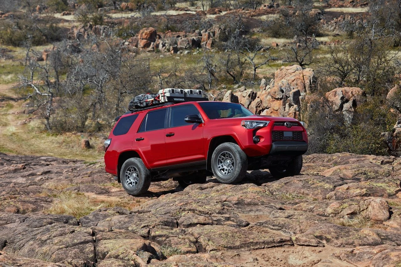 4Runner to model rozmiarami porównywalny z Lexusem GX czy dobrze znanym w Europie Land Cruiserem – jego długość wynosi ponad 4,8 m. Opartą na ramie terenówkę napędza 4-litrowa V-szóstka o mocy około 270 KM, którą połączono z automatem. Auto jest dostępne z napędem 4x2 lub 4x4 i może dysponować maksymalnie 7 miejscami. 4Runner to model rozmiarami porównywalny z Lexusem GX czy dobrze znanym w Europie Land Cruiserem – jego długość wynosi ponad 4,8 m. Opartą na ramie terenówkę napędza 4-litrowa V-szóstka o mocy około 270 KM, którą połączono z automatem. Auto jest dostępne z napędem 4x2 lub 4x4 i może dysponować maksymalnie 7 miejscami.