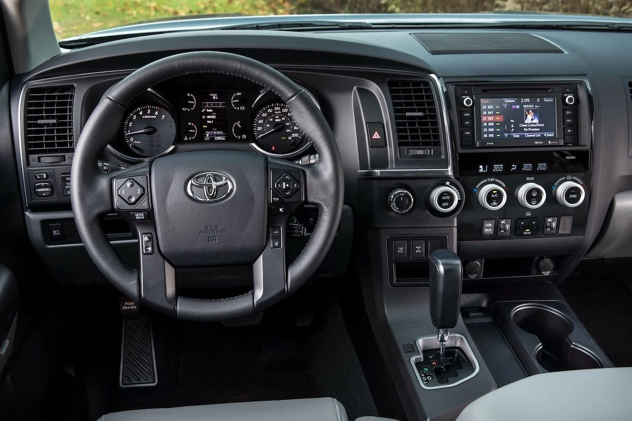 Lista wyposażenia ogromnego SUV-a Toyoty jest równie wielka. W katalogu znalazły się takie elementy jak 3-strefowa klimatyzacja, odtwarzacz Blu-ray dostępny dla pasażerów tylnych siedzeń, 14-głośnikowy system audio JBL, multimedia z Android Auto, Apple CarPlay i Amazon Alexa, regulowany w 10 kierunkach fotel kierowcy czy gniazdo 120V. Nie brakuje oczywiście systemów bezpieczeństwa czynnego. Toyota Sequoia w podstawowej wersji dysponuje napędem na tylną oś, ale dostępne są również wersje 4x4. Automat jest standardem w każdym egzemplarzu. Toyota USA wycenia Sequoię na minimum 49 980 dol., a więc około 190 tys. zł. Lista wyposażenia ogromnego SUV-a Toyoty jest równie wielka. W katalogu znalazły się takie elementy jak 3-strefowa klimatyzacja, odtwarzacz Blu-ray dostępny dla pasażerów tylnych siedzeń, 14-głośnikowy system audio JBL, multimedia z Android Auto, Apple CarPlay i Amazon Alexa, regulowany w 10 kierunkach fotel kierowcy czy gniazdo 120V. Nie brakuje oczywiście systemów bezpieczeństwa czynnego. Toyota Sequoia w podstawowej wersji dysponuje napędem na tylną oś, ale dostępne są również wersje 4x4. Automat jest standardem w każdym egzemplarzu. Toyota USA wycenia Sequoię na minimum 49 980 dol., a więc około 190 tys. zł.