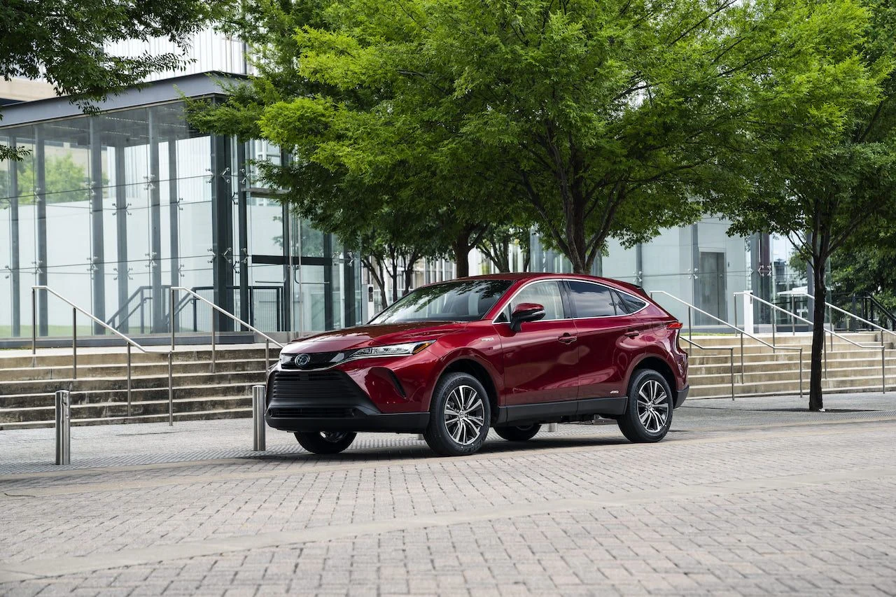 Venza to kolejny rodzinny SUV od Toyoty i prawdziwa nowość – nowa generacja auta zadebiutowała w Ameryce zaledwie kilka miesięcy temu. Auto wyraźnie się zmieniło – wcześniej było znane jako minivan, teraz jest SUV-em blisko spokrewnionym z Toyotą Harrier. Samochód mierzy 4,7 m, jest więc nieco większy od modelu RAV4 i zabiera do środka 5 pasażerów. Venza to kolejny rodzinny SUV od Toyoty i prawdziwa nowość – nowa generacja auta zadebiutowała w Ameryce zaledwie kilka miesięcy temu. Auto wyraźnie się zmieniło – wcześniej było znane jako minivan, teraz jest SUV-em blisko spokrewnionym z Toyotą Harrier. Samochód mierzy 4,7 m, jest więc nieco większy od modelu RAV4 i zabiera do środka 5 pasażerów.