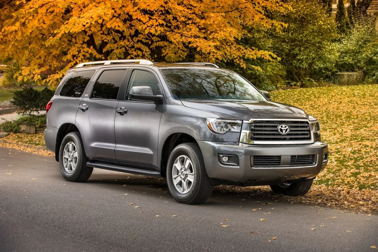 W amerykańskiej ofercie SUV-ów Toyoty prawdziwą królową jest Sequoia. Auto mierzy 5,2 m, jest oparte na ramie i konstrukcyjnie związane z pick-upem Tundra. Pod maską Sequoii inżynierowie japońskiej marki umieścili 380-konny silnik V8 5.7 – ten sam, który znajdziemy w Lexusie LX. W podstawowej wersji ta potężna Toyota oferuje 8 miejsc, a Amerykanie poszukujący większej przestrzeni mogą wybrać odmianę 7-miejscową. W amerykańskiej ofercie SUV-ów Toyoty prawdziwą królową jest Sequoia. Auto mierzy 5,2 m, jest oparte na ramie i konstrukcyjnie związane z pick-upem Tundra. Pod maską Sequoii inżynierowie japońskiej marki umieścili 380-konny silnik V8 5.7 – ten sam, który znajdziemy w Lexusie LX. W podstawowej wersji ta potężna Toyota oferuje 8 miejsc, a Amerykanie poszukujący większej przestrzeni mogą wybrać odmianę 7-miejscową.