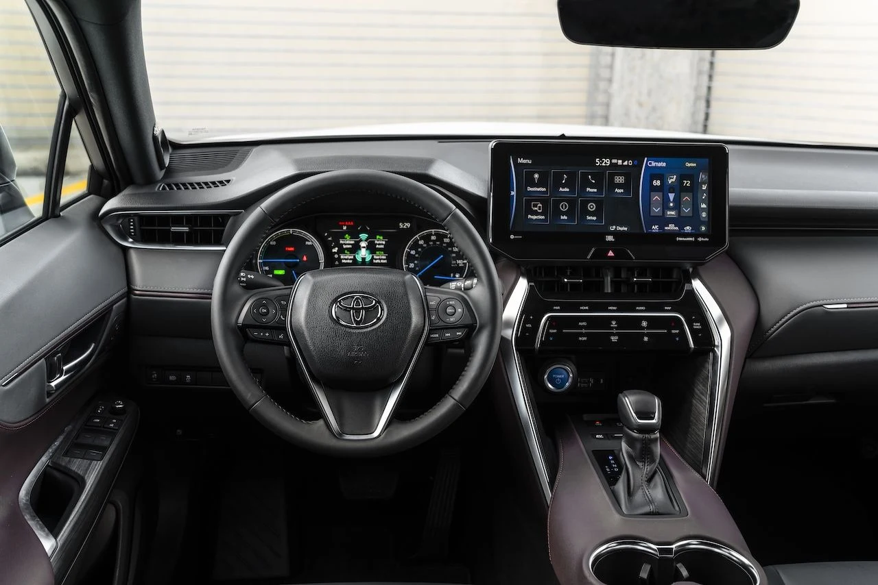 W Stanach Zjednoczonych auto jest oferowane wyłącznie z napędem hybrydowym. To jednostka z silnikiem 2.5 o mocy około 220 KM. Oprócz hybrydy Toyota Venza otrzymuje bardzo bogate wyposażenie. To system multimedialny z 12,3-calowym wyświetlaczem, audio marki JBL, wyświetlacz HUD, podgrzewane i wentylowane przednie fotele czy panoramiczny dach wykonany z elektrochromatycznego szkła, którego przepuszczalność można regulować przyciskiem. Toyota USA wycenia model Venza na co najmniej 32 470 dol. czyli w bezpośrednim przeliczeniu mniej więcej 122 tys. zł. W Stanach Zjednoczonych auto jest oferowane wyłącznie z napędem hybrydowym. To jednostka z silnikiem 2.5 o mocy około 220 KM. Oprócz hybrydy Toyota Venza otrzymuje bardzo bogate wyposażenie. To system multimedialny z 12,3-calowym wyświetlaczem, audio marki JBL, wyświetlacz HUD, podgrzewane i wentylowane przednie fotele czy panoramiczny dach wykonany z elektrochromatycznego szkła, którego przepuszczalność można regulować przyciskiem. Toyota USA wycenia model Venza na co najmniej 32 470 dol. czyli w bezpośrednim przeliczeniu mniej więcej 122 tys. zł.