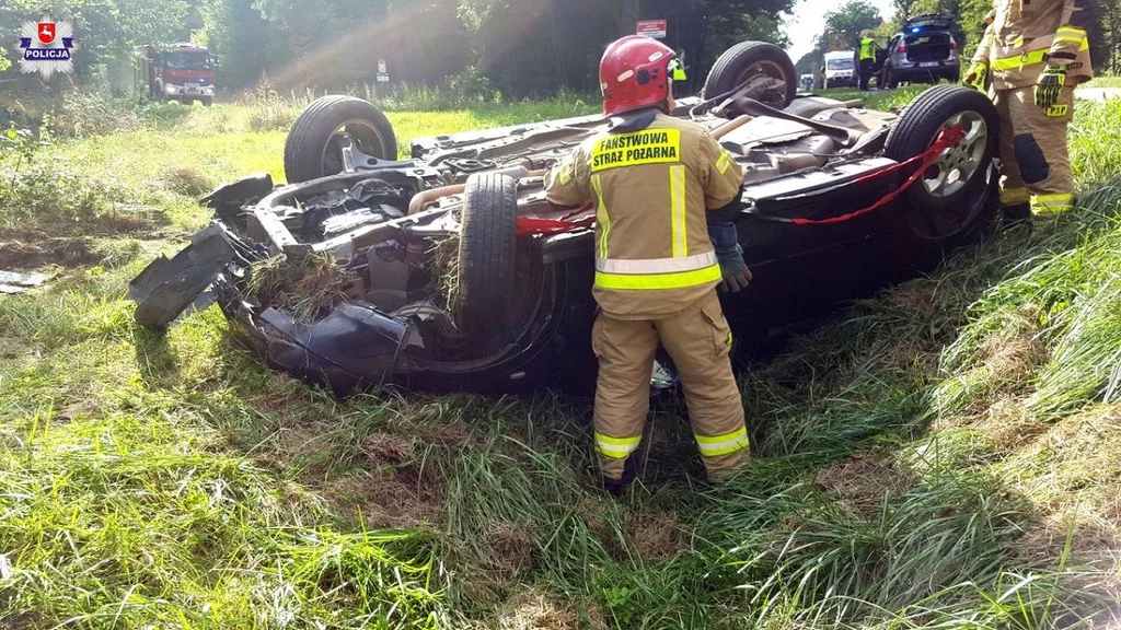 Samochód dachował podczas skrętu