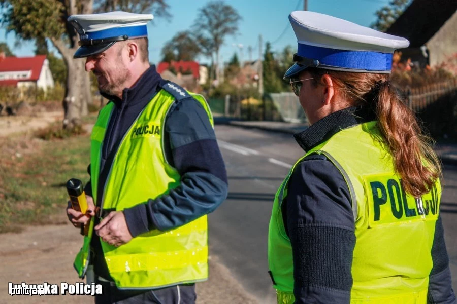 Policjanci, którzy zawieźli kobietę do szpitala