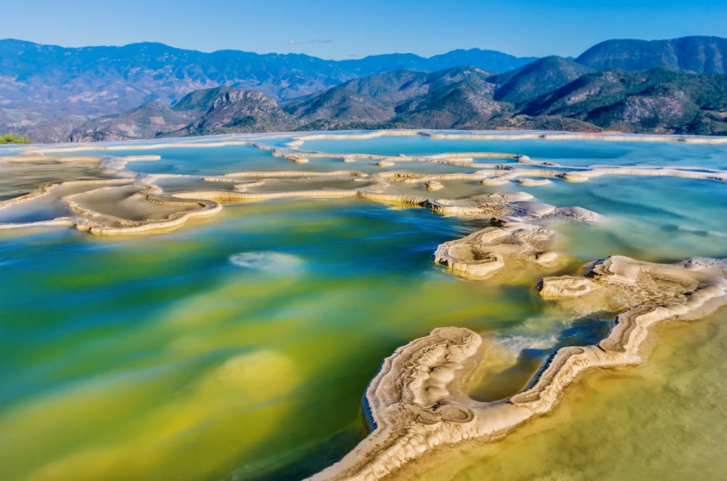Hierve el agua to także kilka mniejszych naturalnych basenów. Hierve el agua to także kilka mniejszych naturalnych basenów.