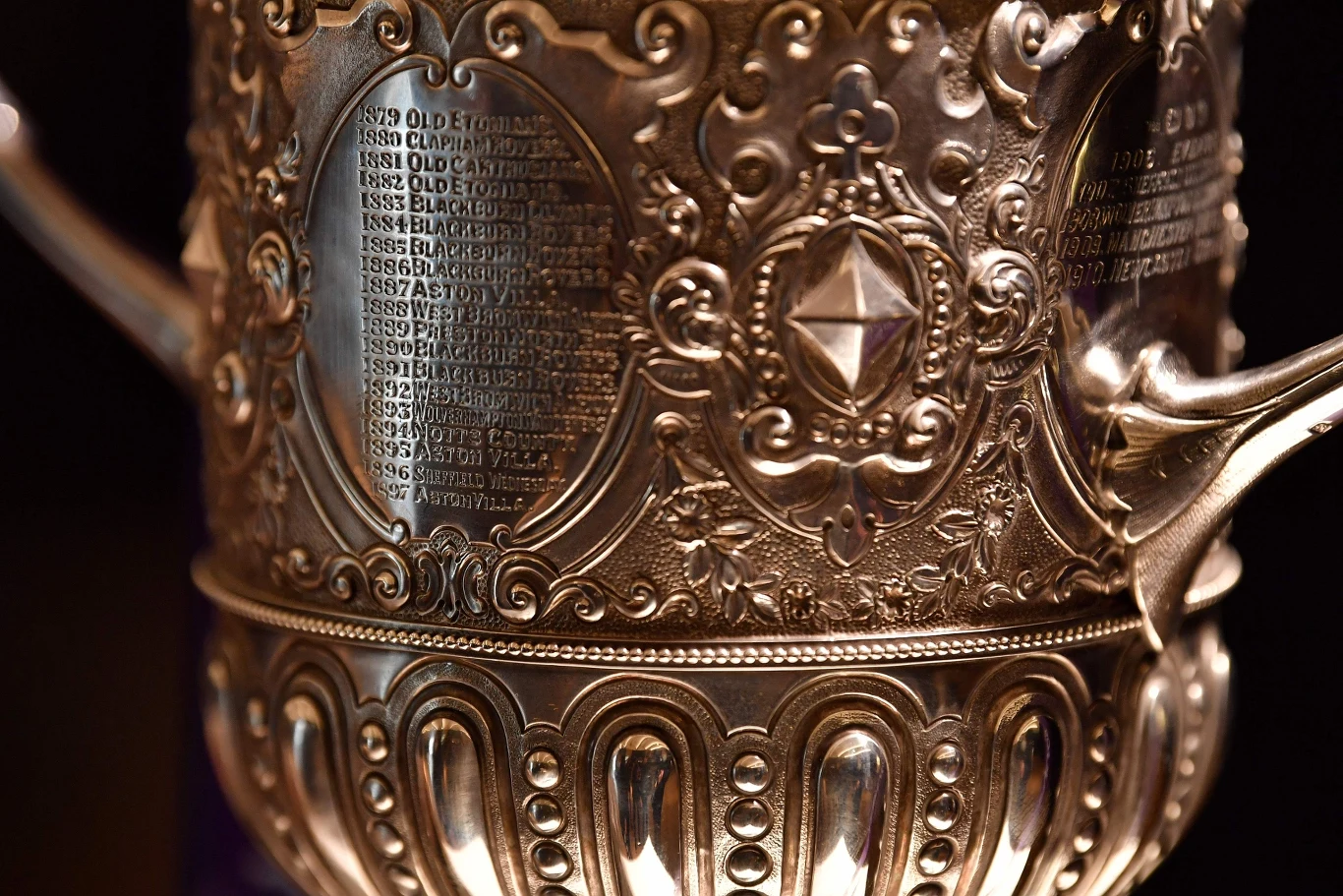 Najstarsze zachowane trofeum Pucharu Anglii, przyznawane w latach 1896–1910, zostanie wystawione na aukcję "Spectacular Sporting Trophies & Memorabilia", organizowaną przez firmę Bonhams w Londynie 29 września br.  