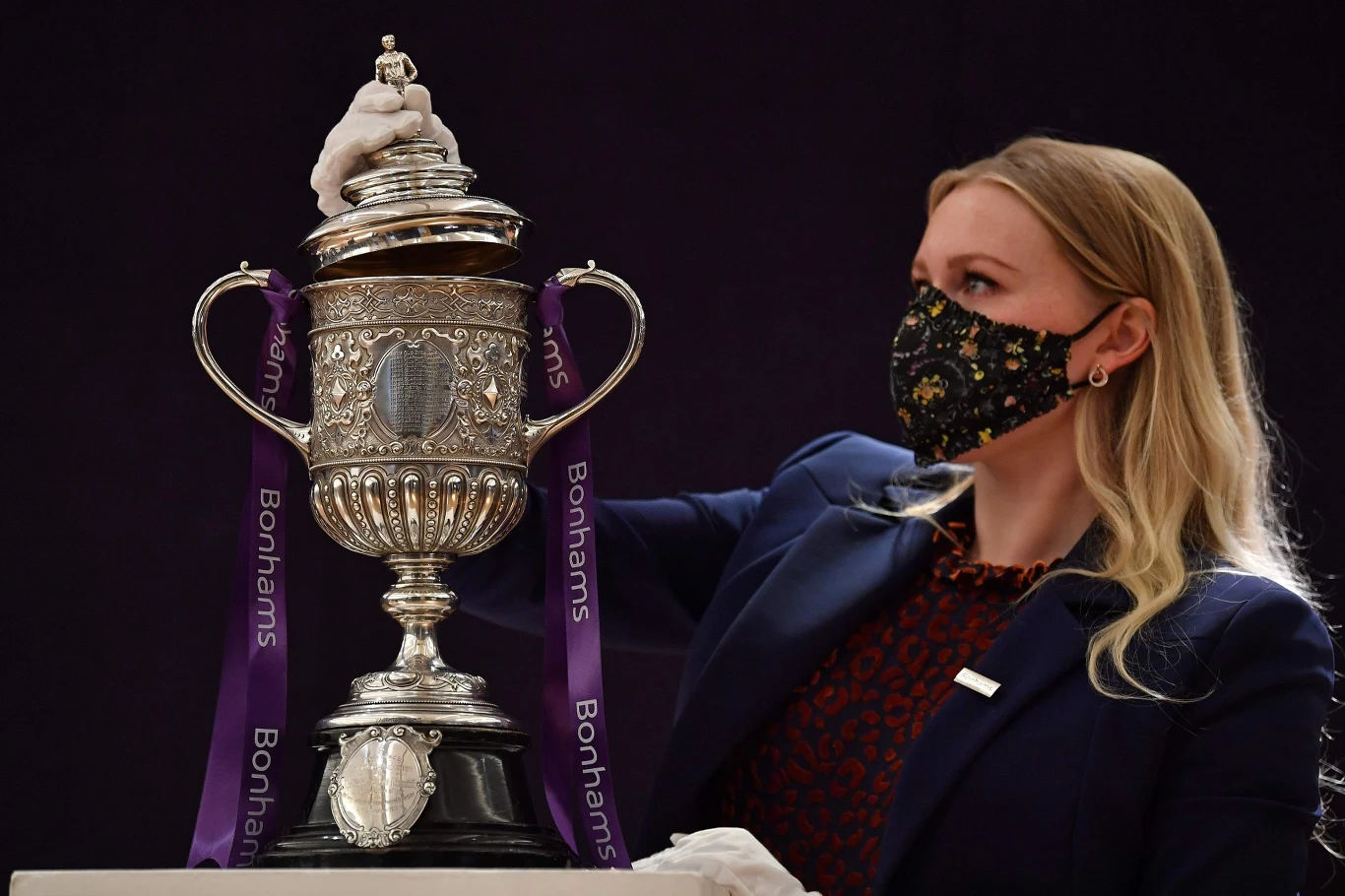 Puchar ten to replika pierwszego trofeum używanego między 1872 a 1895 rokiem, które zostało skradzione z okna wystawcy z Birmingham, Williama Shillcocka we wrześniu 1895 roku. Znalazło się tam gdy Aston Villa zdobyła Puchar Anglii, wygrywając z West Bromwich Albion 1-0. Oryginalnego pucharu nigdy nie odnaleziono.