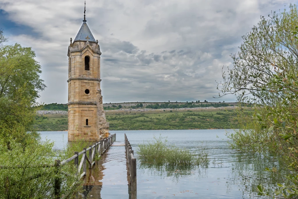 Również budowa tamy na rzece Ebro w Hiszpanii wiązała się z poświęceniem pewnej wioski. Mieszkańcy Fayon nie chcieli wyprowadzić się dobrowolnie, protesty nic nie dały i ostatecznie Guardia Civil wyprowadziła ludność przemocą. Dziś o wiosce przypomina wyłaniająca się z wody wieża kościoła, określana czasami jako Katedra Ryb. Również budowa tamy na rzece Ebro w Hiszpanii wiązała się z poświęceniem pewnej wioski. Mieszkańcy Fayon nie chcieli wyprowadzić się dobrowolnie, protesty nic nie dały i ostatecznie Guardia Civil wyprowadziła ludność przemocą. Dziś o wiosce przypomina wyłaniająca się z wody wieża kościoła, określana czasami jako Katedra Ryb.