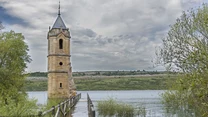 Również budowa tamy na rzece Ebro w Hiszpanii wiązała się z poświęceniem pewnej wioski. Mieszkańcy Fayon nie chcieli wyprowadzić się dobrowolnie, protesty nic nie dały i ostatecznie Guardia Civil wyprowadziła ludność przemocą. Dziś o wiosce przypomina wyłaniająca się z wody wieża kościoła, określana czasami jako Katedra Ryb.